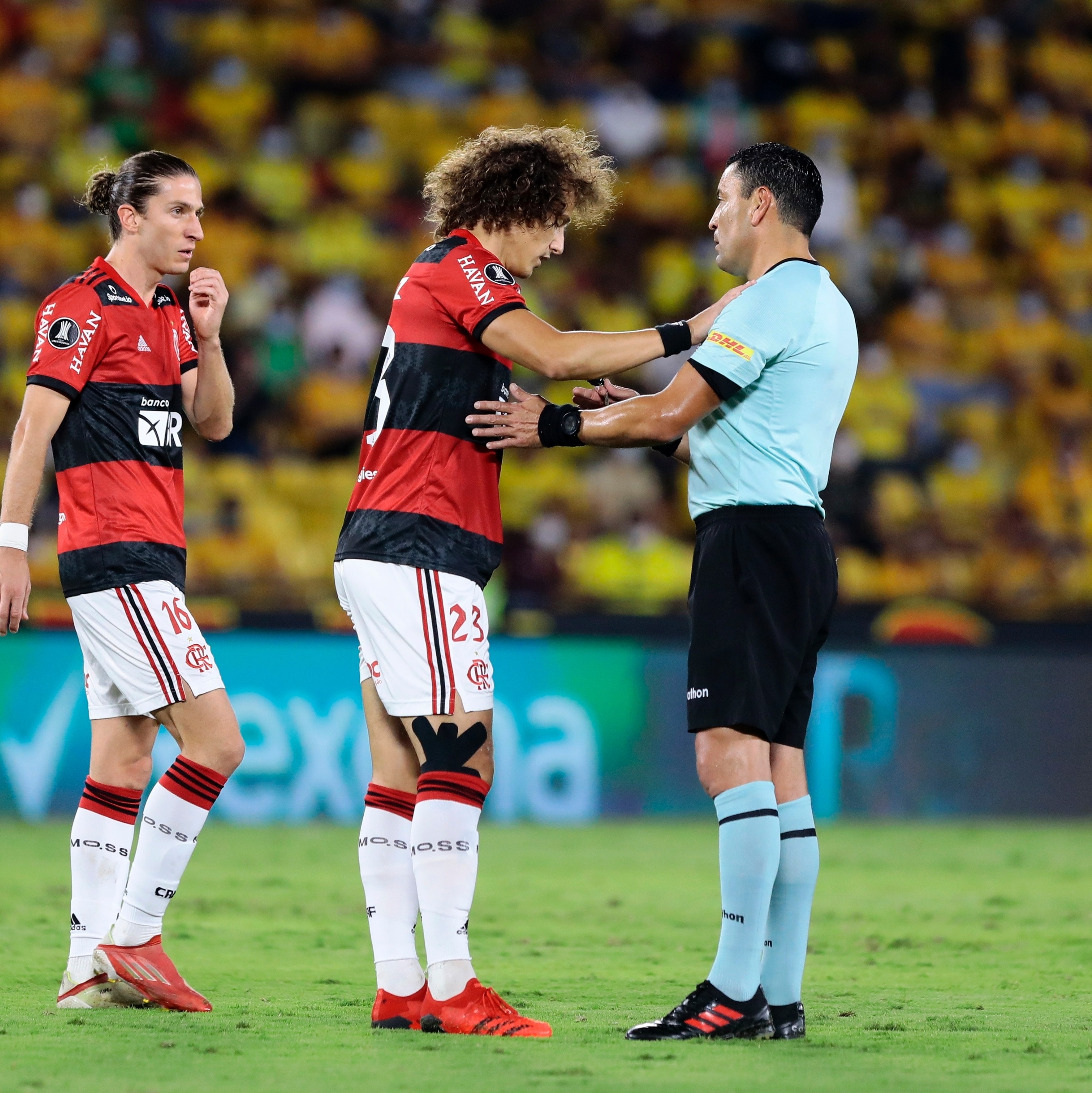 AGORA  David Luiz sente dores e está fora de jogo do Flamengo