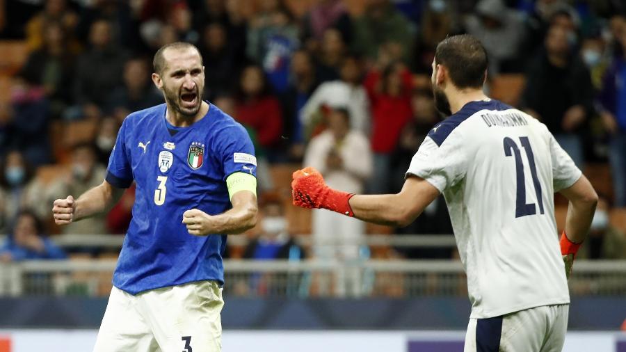 Chiellini e Donnarumma, durante jogo da seleção italiana - REUTERS/Alessandro Garofalo