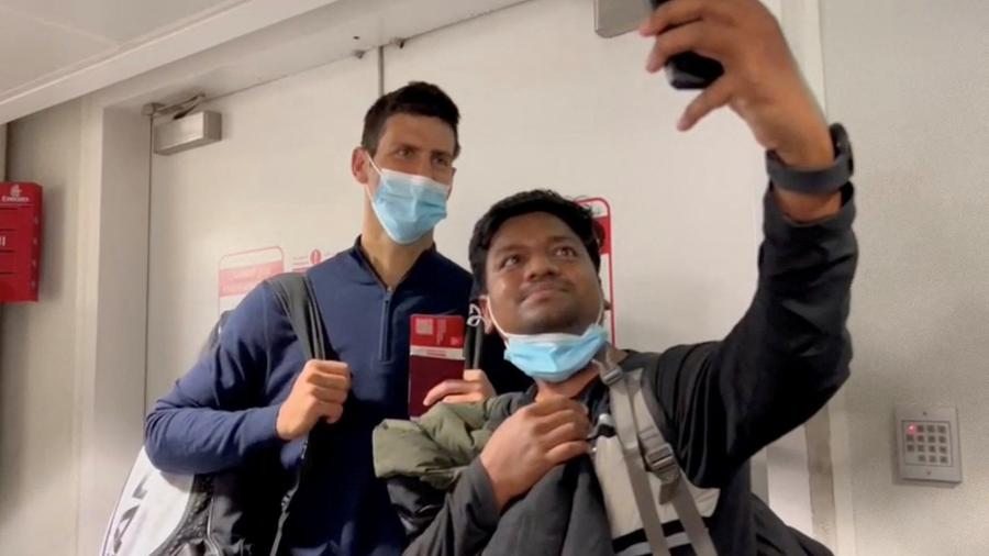 Novak Djokovic foi abordado por fã em chegada no Aeroporto de Dubai - LOREN ELLIOTT/REUTERS