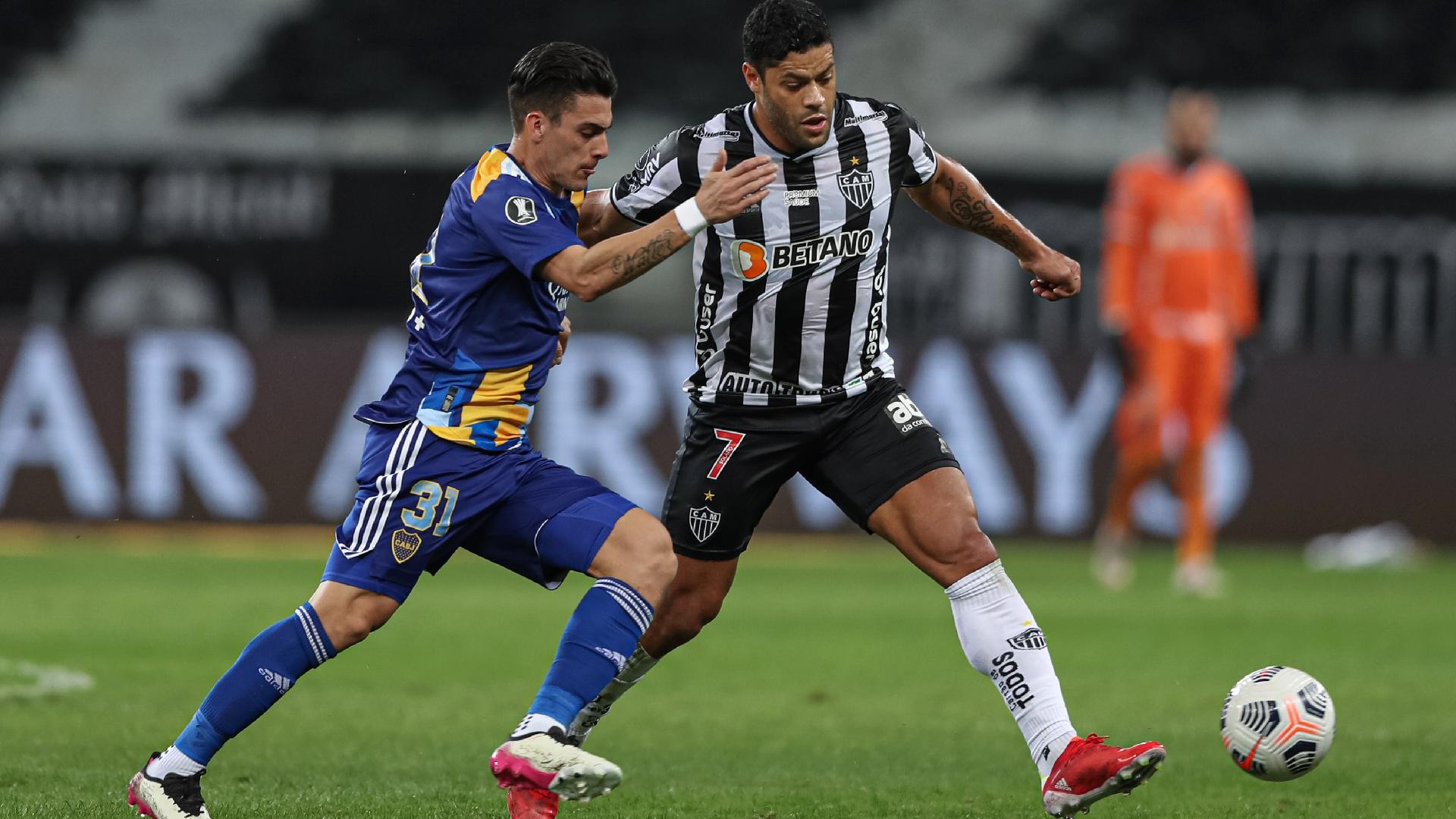 Pavón disputa bola com Hulk, no duelo entre Boca e Atlético-MG, pela Libertadores de 2021