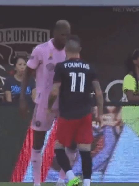 Lowe e Fountas se estranham e trocam empurrões em partida da MLS - Reprodução