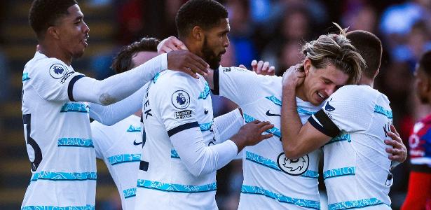 Liverpool vence Crystal Palace de virada e assume a liderança