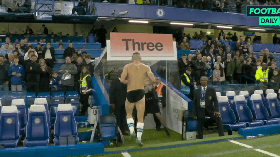 Kovacic cruzou o campo de cueca e protagonizou uma cena cômica após o clássico entre Chelsea e Manchester United - Reprodução/Twitter