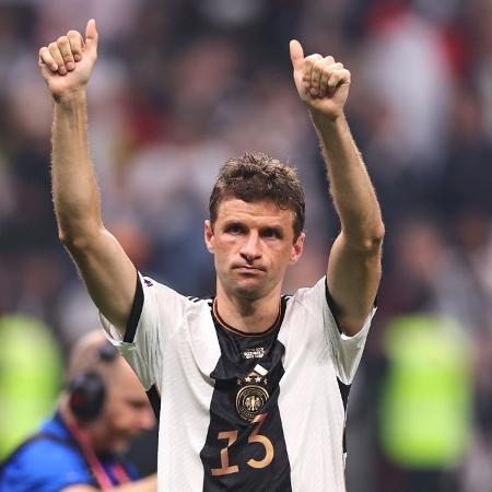 Muller aplaude torcedores após a vitória da Alemanha sobre a Costa Rica, na Copa do Mundo - Robbie Jay Barratt/Getty