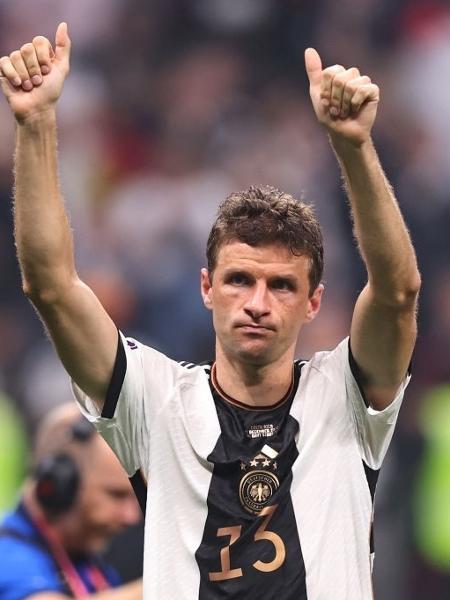 Muller aplaude torcedores após a vitória da Alemanha sobre a Costa Rica, na Copa do Mundo - Robbie Jay Barratt/Getty