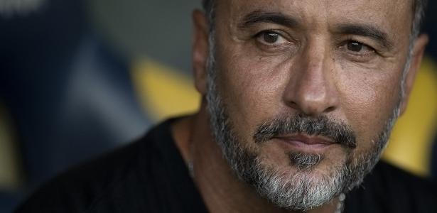 Vítor Pereira assume equipe saudita após passagem por Flamengo e Corinthians.