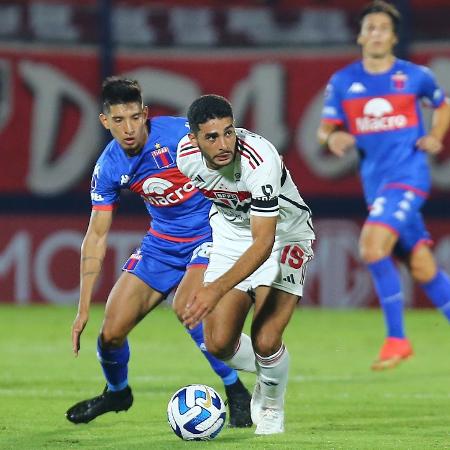 Michel Araujo, do São Paulo, em ação contra o Tigre, pela Sul-Americana - Fotobairesarg/AGIF