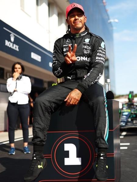 Lewis Hamilton comemora pole position para o GP da Hungria de Fórmula 1