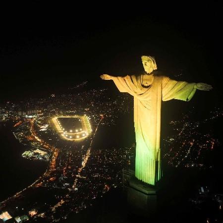 Cristo Redentor iluminado em verde e amarelo em homenagem à seleção brasileira feminina