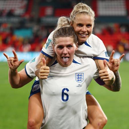 Millie Bright e Rachel Daly festejam mais uma vitória da Inglaterra na Copa