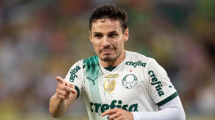 Veiga, do Palmeiras, comemora seu gol contra o Cuiabá, pelo Brasileirão