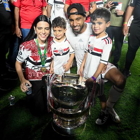 Lucas Moura comemora o título da Copa do Brasil com a esposa Larissa Saad e seus dois filhos, Pedro e Miguel