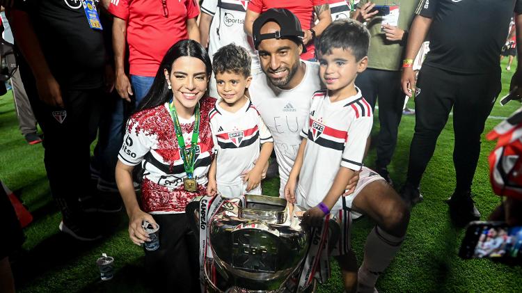 Lucas Moura comemora o título da Copa do Brasil com a esposa Larissa Saad e seus dois filhos, Pedro e Miguel