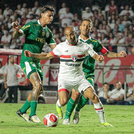 Lucas, do São Paulo, em ação contra o Palmeiras, pelo Paulistão