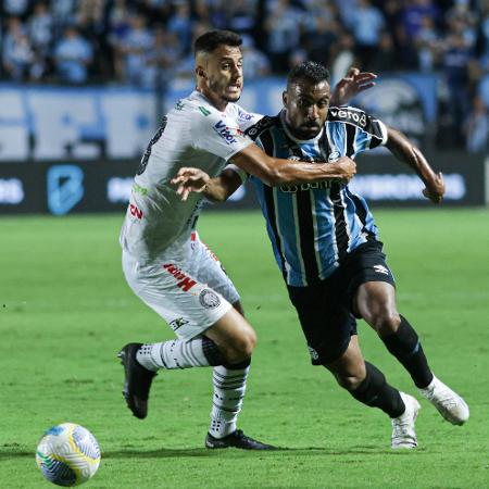 Galdino, do Grêmio, em ação contra o Operário-PR, pela Copa do Brasil