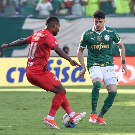 Piquerez e Nikão em ação no Palmeiras x Athletico-PR, pelo Brasileirão
