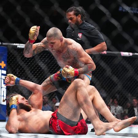Alex Poatan golpeia Jiri Prochazka durante vitória em luta no UFC 303