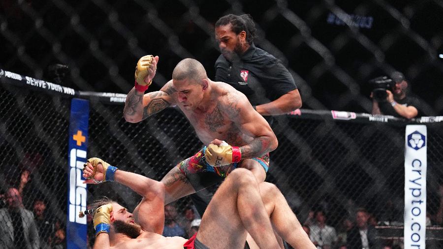 Alex Poatan golpeia Jiri Prochazka durante vitória em luta no UFC 303