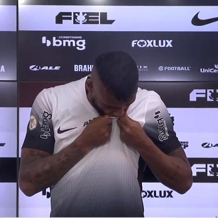 Alex Santana se emociona em apresentação no Corinthians