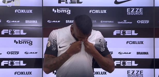Alex Santana se emociona e declara amor ao Corinthians em dia histórico.