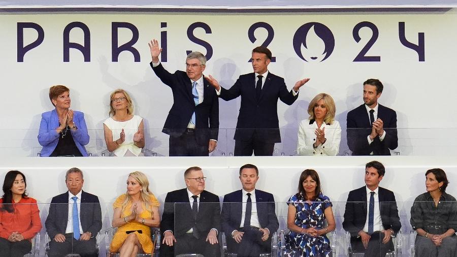 Thomas Bach, presidente do COI, e Emmanuel Macron, presidente da França, na cerimônia de encerramento dos Jogos Olímpicos de Paris 2024