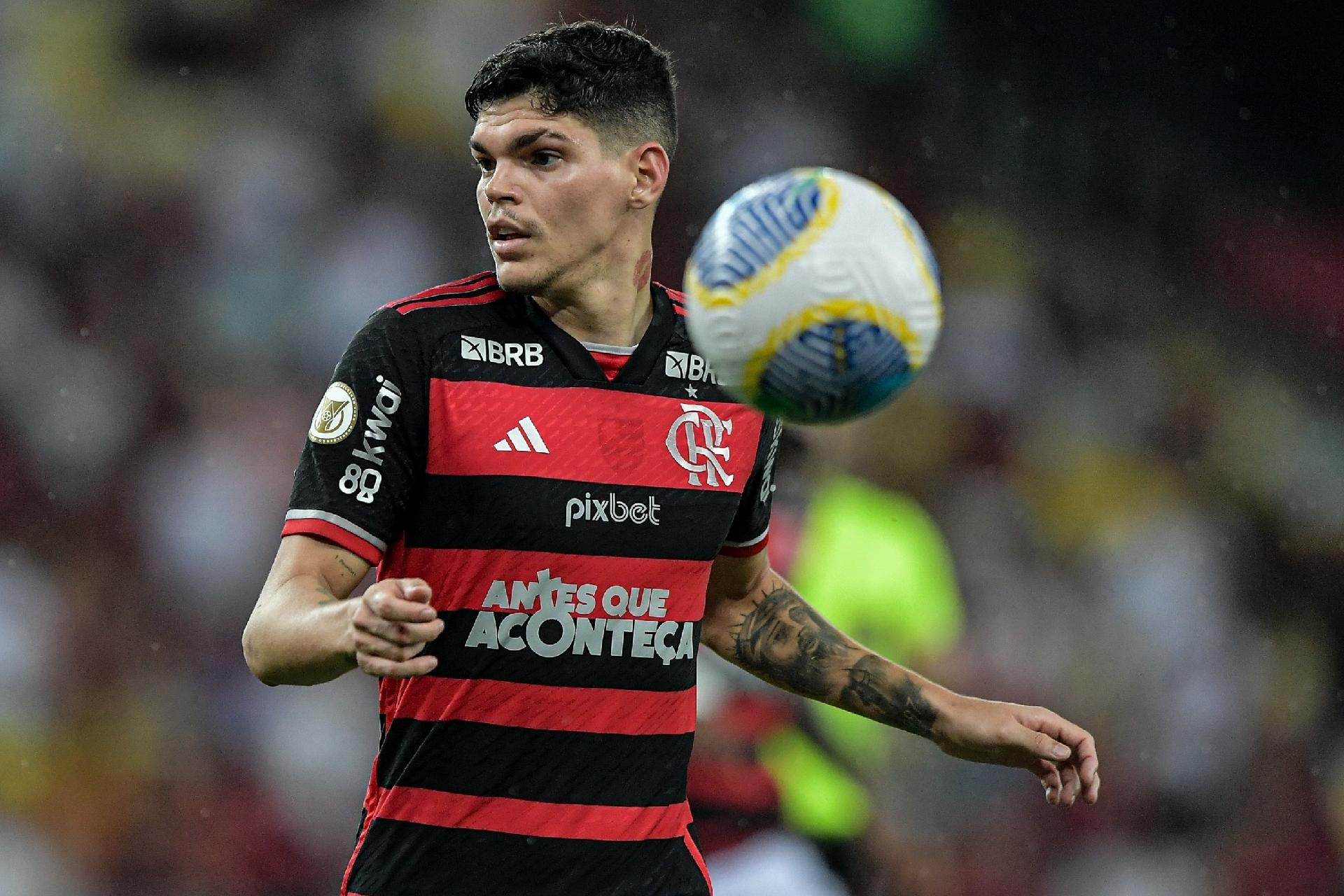 POLÊMICA! Jogador do Flamengo desafia jornalista e responde críticas em meio a tensão no elenco