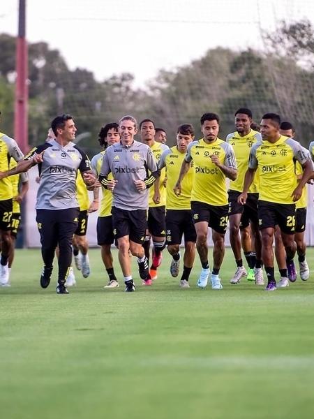 Filipe Luís corre ao lado dos jogadores em treino do Flamengo