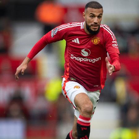 Mazraoui, lateral do Manchester United, durante jogo contra o Tottenham