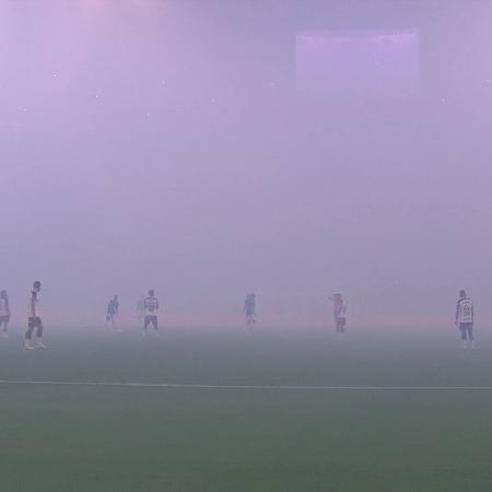 Fumaça atrapalha início de jogo entre Cruzeiro e Lanús pela Sul-Americana