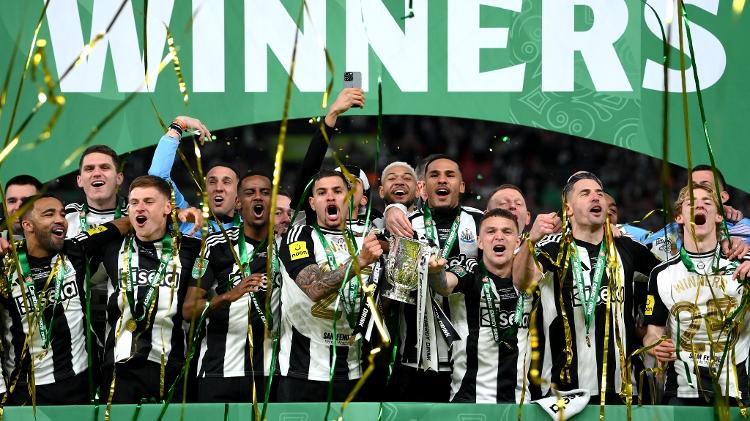 Newcastle levanta a taça da Copa da Liga Inglesa após vitória sobre o Liverpool na final
