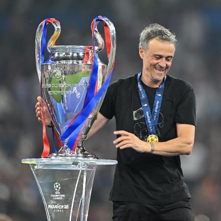 Luis Enrique, técnico do PSG, posa ao lado da taça da Champions League Luis Enrique, técnico do PSG, posa ao lado da taça da Champions League