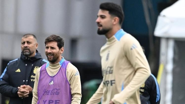 Lionel Messi e Flaco López durante treino da seleção argentina Lionel Messi e Flaco López durante treino da seleção argentina