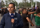 Briga entre mexicanos interrompe entrada ao vivo de repórter na Copa; veja