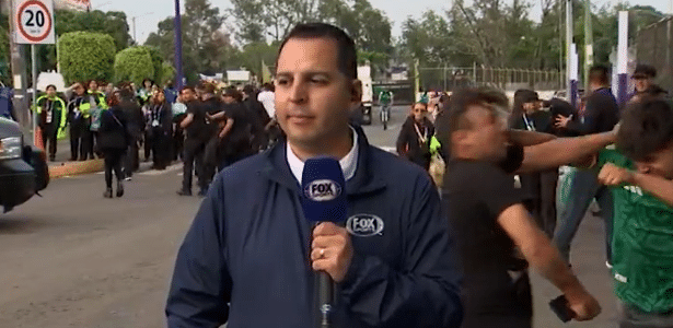 Briga entre torcedores interrompe link ao vivo da TV mexicana