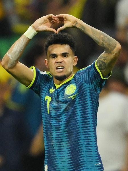 Luis Díaz celebra gol da Colômbia sobre Uzbequistão em jogo da Copa do Mundo