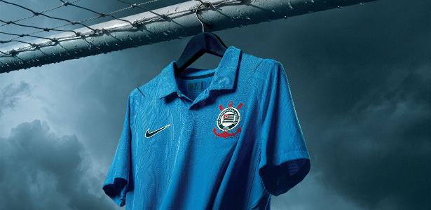 Corinthians homenageia Tobias com novo uniforme azul