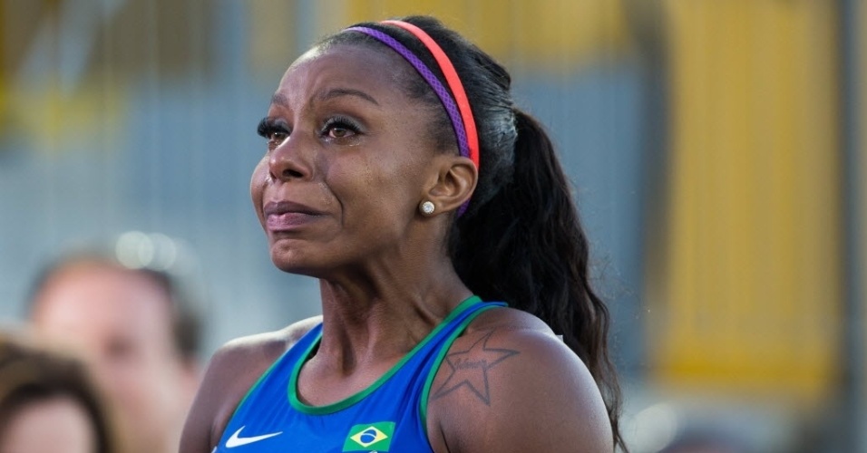 A atleta brasileira Rosangela Santos chora após a disputa da prova dos 100m nos jogos Pan-Americanos de Toronto