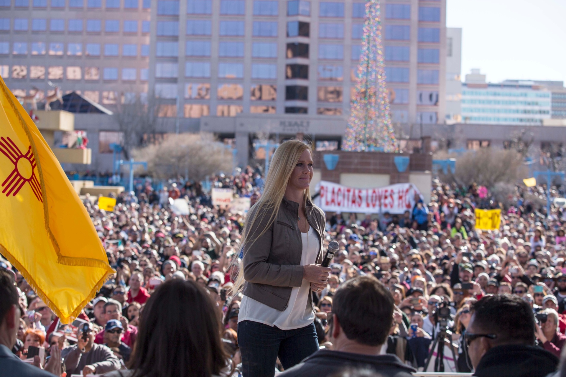 Holly Holm é recebida com festa em Albuquerque, em uma festa para sua conquista que contou com dez mil pessoas - REUTERS/Craig Fritz