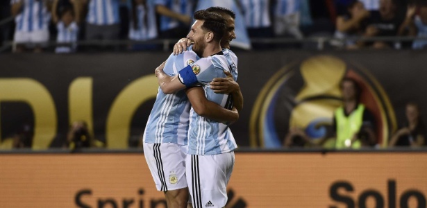 Messi abraça Lamela durante uma partida da Argentina - OMAR TORRES/AFP