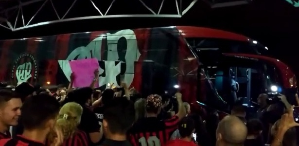 Torcedores do Atlético-PR no aeroporto para apoiar embarque para Libertadores em 2017: desta feita foi protesto - Reprodução