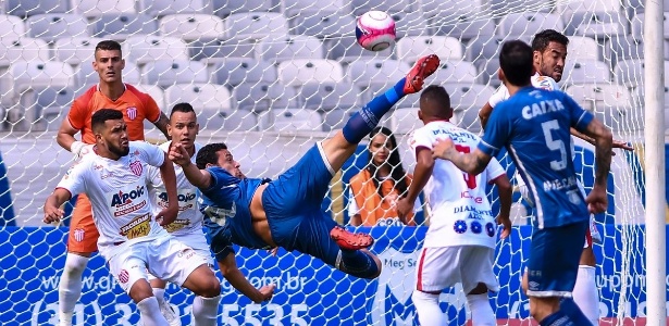 Fred em ação pelo Cruzeiro; centroavante motiva briga entre rivais na CBF - Divulgação Mineirão