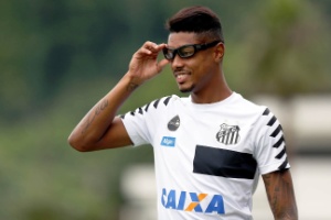 Com óculos de proteção, Bruno Henrique participa de treino do Santos -  Diário do Litoral