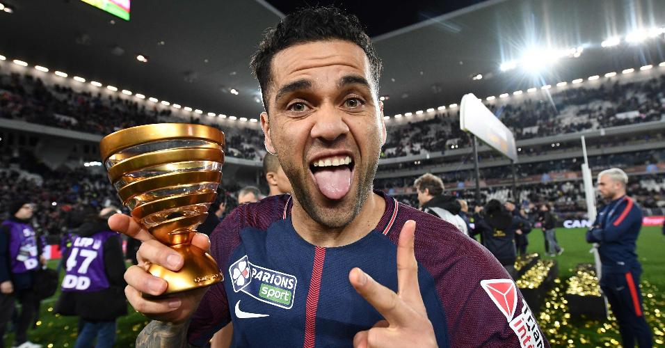 Daniel Alves comemora o título da Copa da Liga Francesa com o PSG