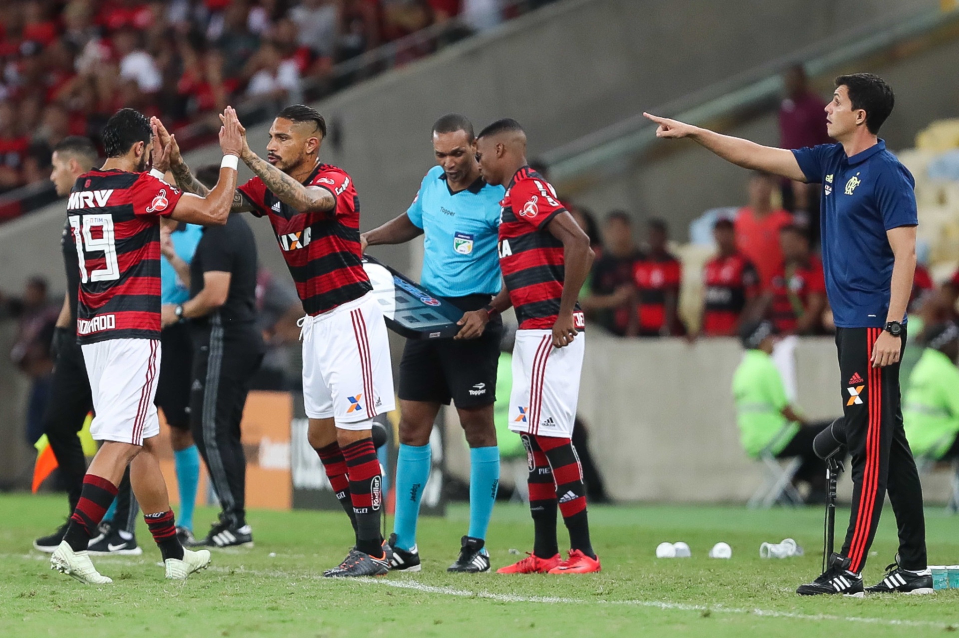 Paolo Guerrero entra no lugar de Henrique Dourado no empate com a Ponte Preta - undefined