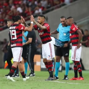 Paolo Guerrero entra no lugar de Henrique Dourado no empate com a Ponte Preta - undefined