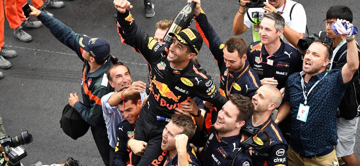 Ricciardo comemora com a Red Bull; australiano, enfim, venceu em Mônaco - Boris Horvat/AFP