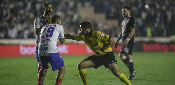 Rafael Traci em ação durante duelo entre Vasco e Bahia pela Copa do Brasil - Luciano Belford/AGIF
