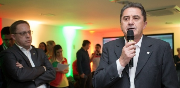 Francisco Noveletto (e) é presidente da Federação Gaúcha de Futebol e será vice da CBF - Karine Viana/Palácio Piratini
