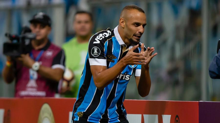 Thaciano comemora gol do Grêmio contra a Universidad Católica - Jeferson Guareze/AGIF