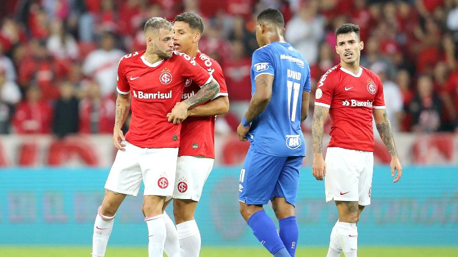 Nico Lopez se revolta com Edilson em jogo entre Inter e Cruzeiro - Pedro H. Tesch/AGIF